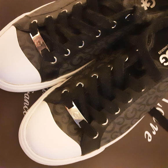 Guess Shoes Size 8 Canvas Monogram Sneakers NWOT - Picture 10 of 16